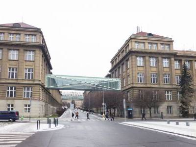 Společnost V – CON dokončuje unikátní krystalické lávky mezi budovami VŠCHT v Praze. Investice má dosáhnout 50 milionů korun. 